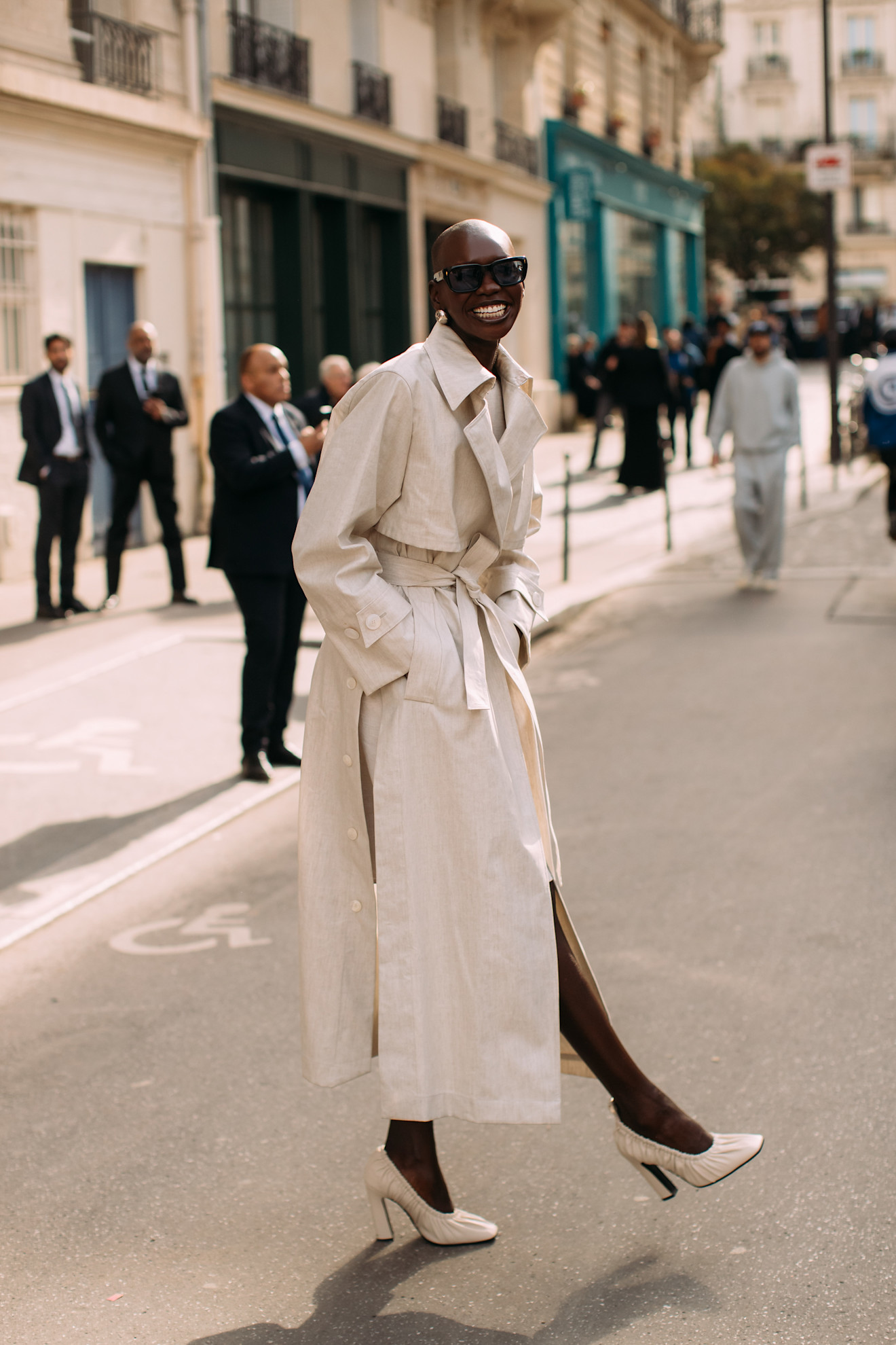 Mulher usando estilo de rua na Paris Fashion Week.