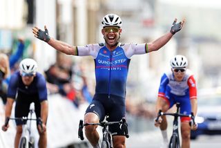 Mark Cavendish wins the 2022 British national championships 