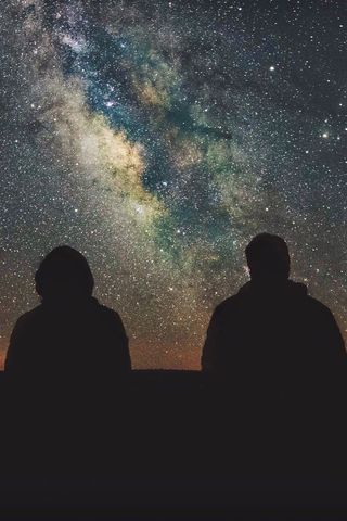 two people stargazing