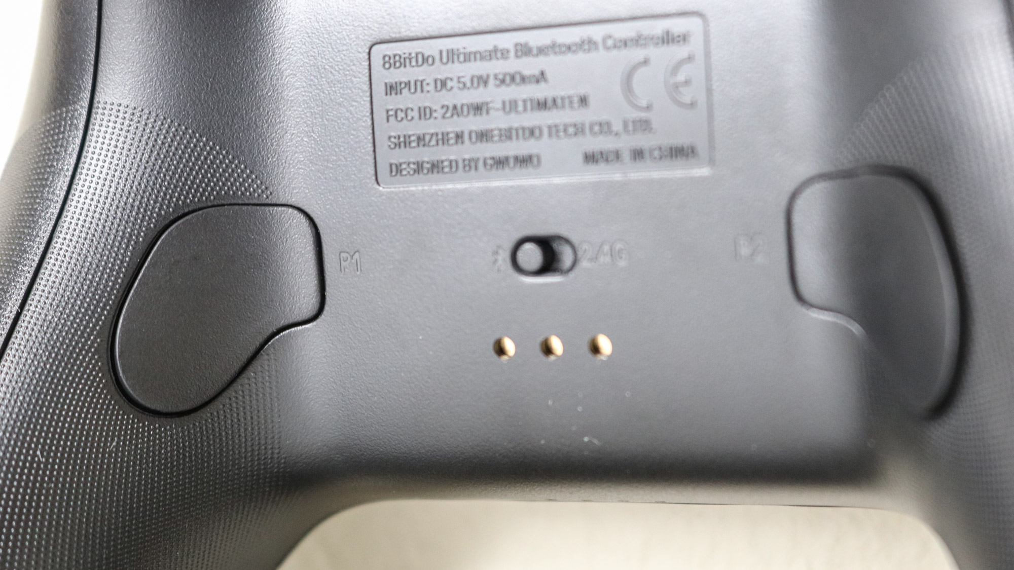 Un primer plano que muestra los botones reasignables en la parte posterior del controlador 8BitDo Ultimate