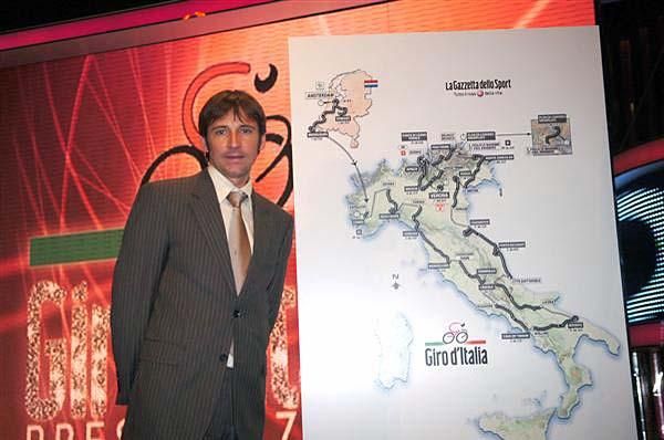 Denis Menchov poses next to the map for the 2010 Giro d'Italia.