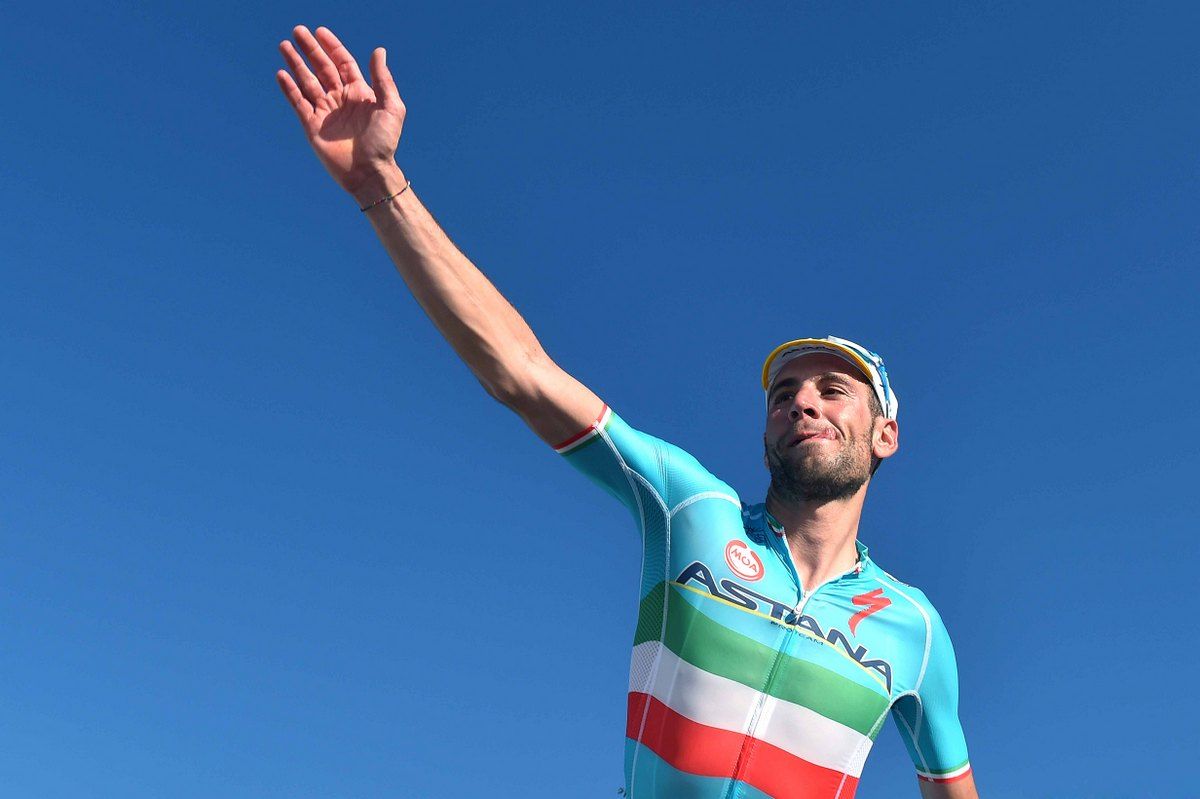 Vincenzo Nibali thows his prize to the crowd