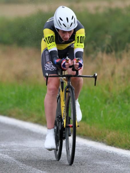 Wendy Houvenaghel (Bike Chain Ricci) claiming the women&sup1;s title