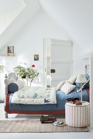 Cottage bedroom ideas - light attic room in cottage bedroom style