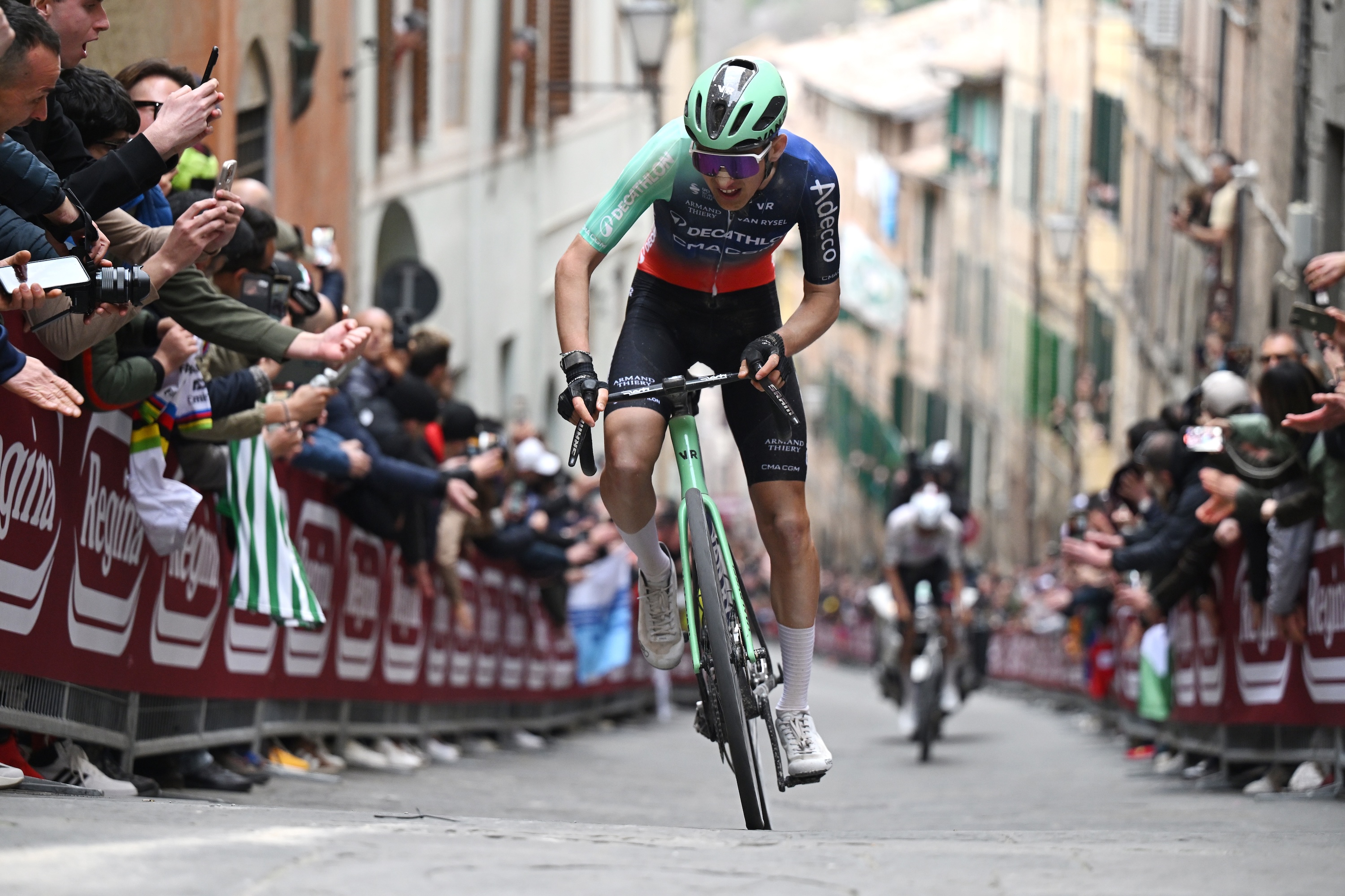 SIENA, ITALIA - 7 DE MARZO: Paul Seixas de Francia y el equipo Decathlon CMA CGM compiten en el grupo de persecución durante la 20ª Strade Bianche 2026, una carrera de un día de 203 km de Siena a Siena / #UCIWT / el 7 de marzo de 2026 en Siena, Italia. (Foto de Luc Claessen/Getty Images)