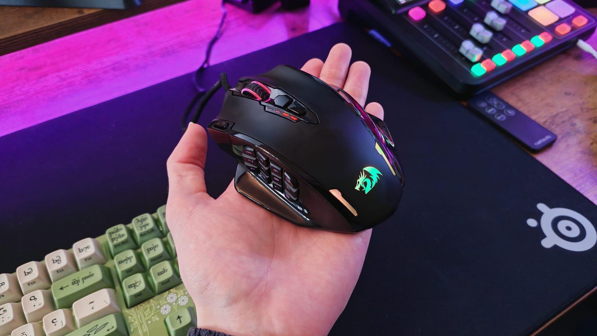 A reviewer holding the redragon MMO mouse in his palm