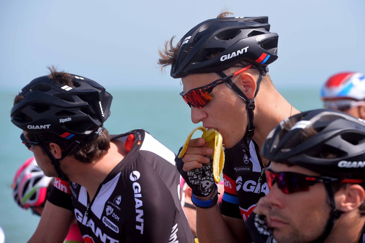 Marcel Kittel (Giant-Alpecin) gets a last minute breakfast
