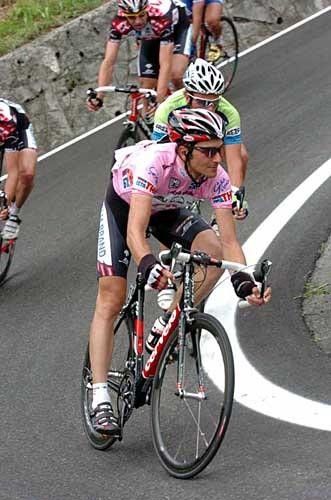 Ivan Basso corners carefully on a descent during stage 18