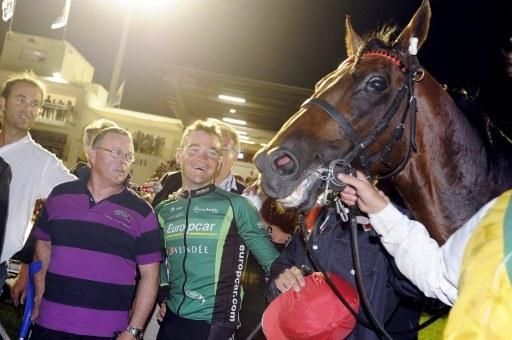 Thomas Voeckler (Europcar) congratulates Othello Bourbon on a sporting contest.
