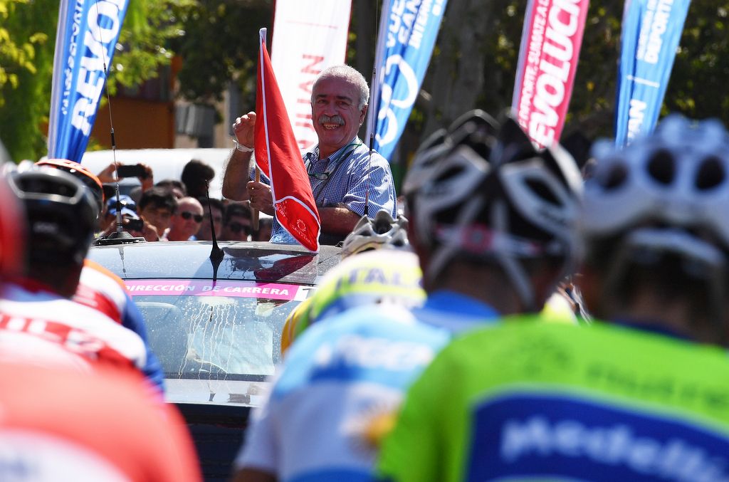 Technical director Roberto Coca gets stage 2 underway
