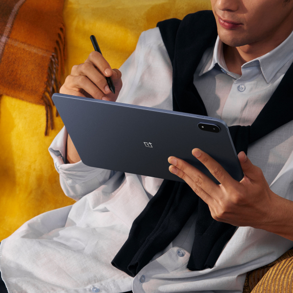 man using oneplus tablet