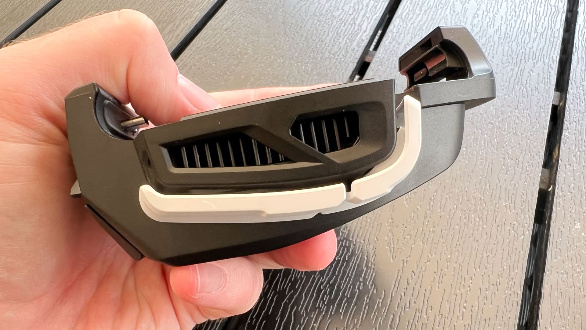 Asus Rog phone 7 och Aerocooler 7 på svart bord