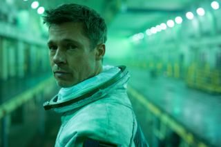 Brad Pitt iført romdrakt i filmen Ad Astra.