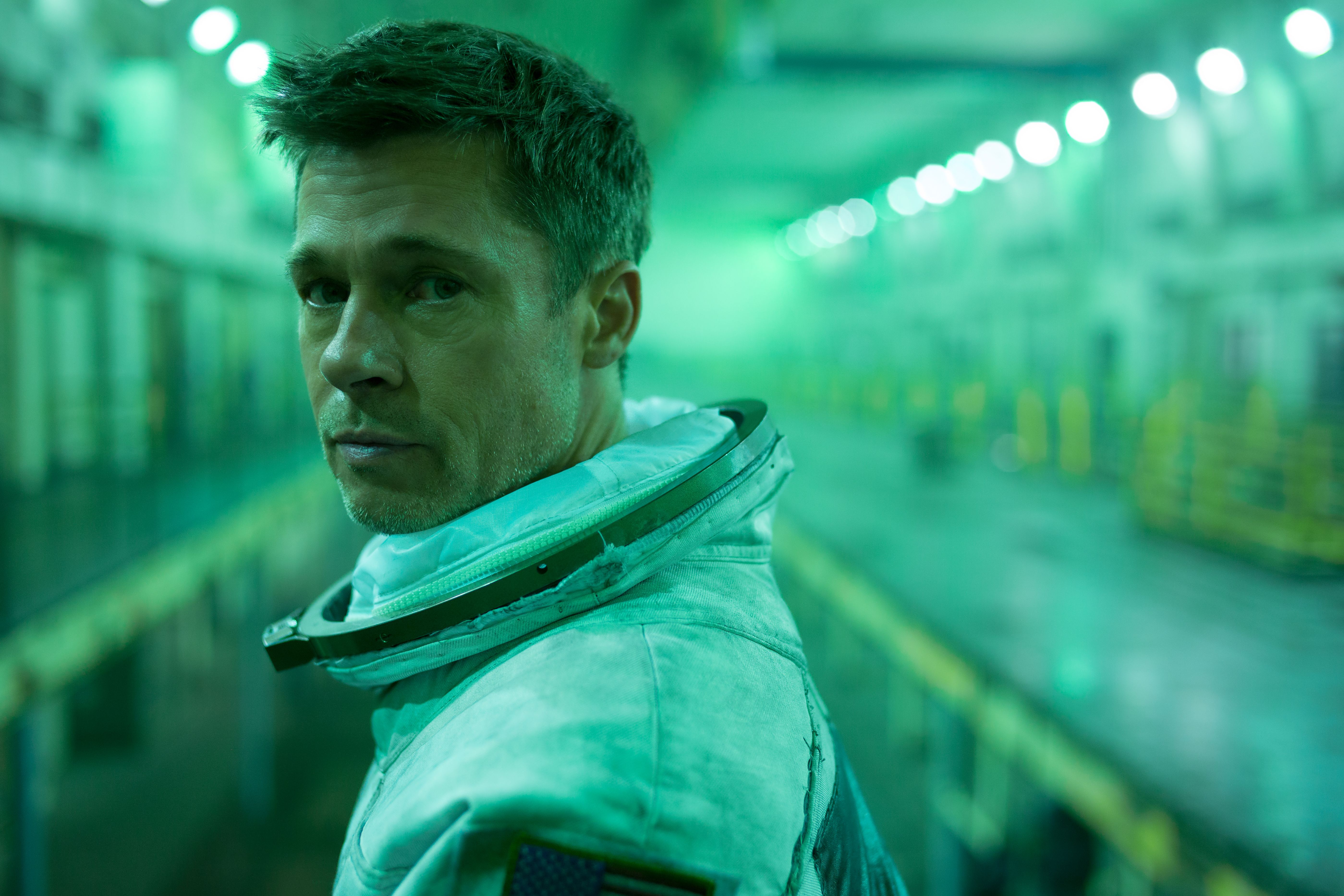 Brad Pitt står iklädd sin rymddräkt i filmen Ad Astra.