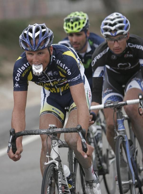 Johnny Hoogerland (Vacansoleil - DCM) fuels up.