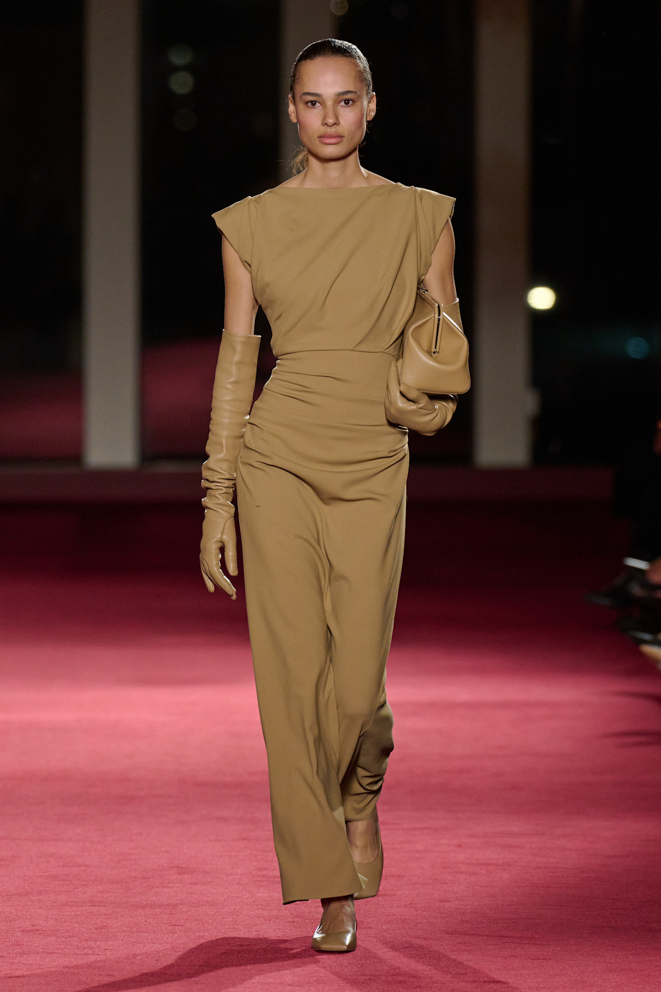 Michael Kors fall/winter 2026 runway look featuring the everyday clutch handbag trend.