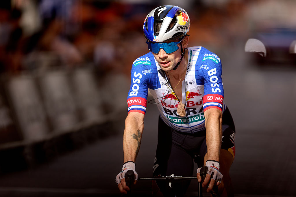 Primoź Roglič atravessa a fronteira na 5ª etapa da corrida Itzulia País Basco 2026