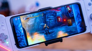 Bästa gamingmobiler: En person spelar mobilspel på en Asus ROG Phone 6D Ultimate.