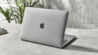 Un MacBook Pro M1 de espaldas en una mesa