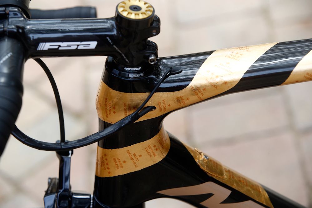 The gold leaf banderole covers all the tubes on Nibali's bike