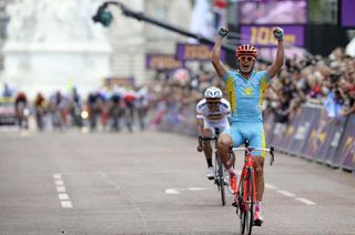 Alexandre Vinokourov wins the Mens Olympic Road Race