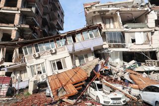 a close up of buildings devastated in Kahramanmaras, showing the aftermath of the earthquakes in Turkey