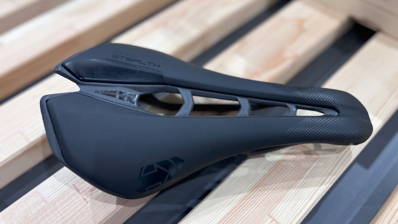 PRO Stealth Superlight saddle