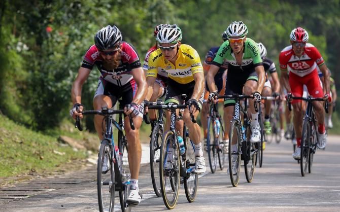 Race leader Moreno Hofland (Belkin) raced attentively