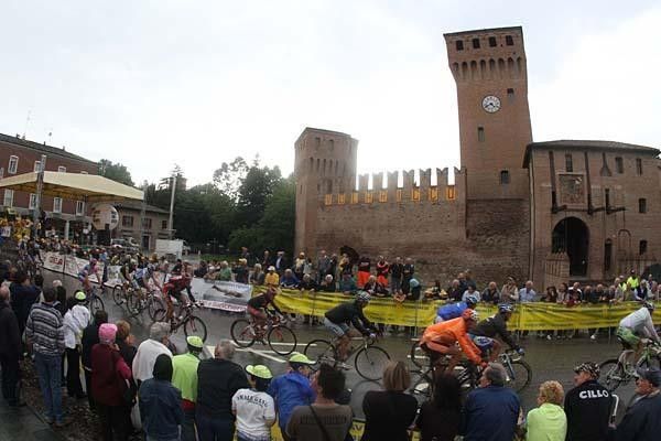 Rain falls on the peloton as they pass the Expo Milano sprint line.