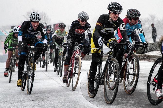 The elite women's race is underway amidst snowy weather in Chicago.