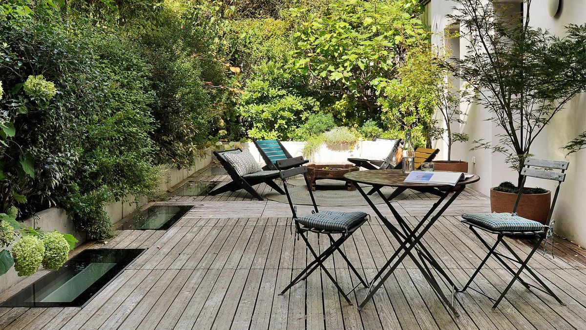 Create a modern and elegant outdoor space with the Vibe dining chair –