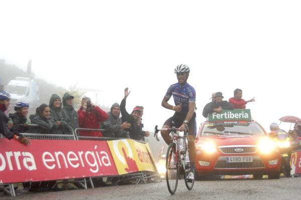 Caros Barredo (Quick Step) wins on Lagos de Covadonga.