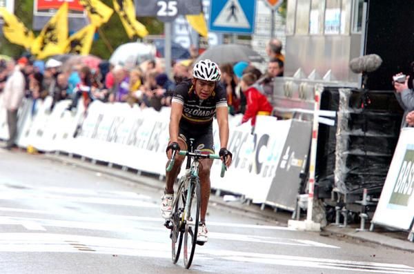 Fabio Andres Duarte Arevalo (Colombia - Coldeportes) crosses the line