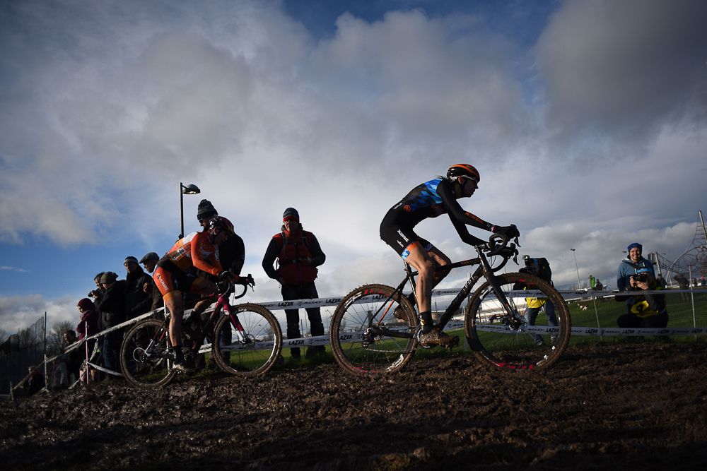 Helen Wyman leads Nikki Harris during the 2016 British cyclo-cross championships
