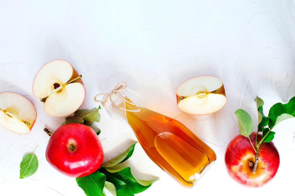 Apple cider vinegar and apples