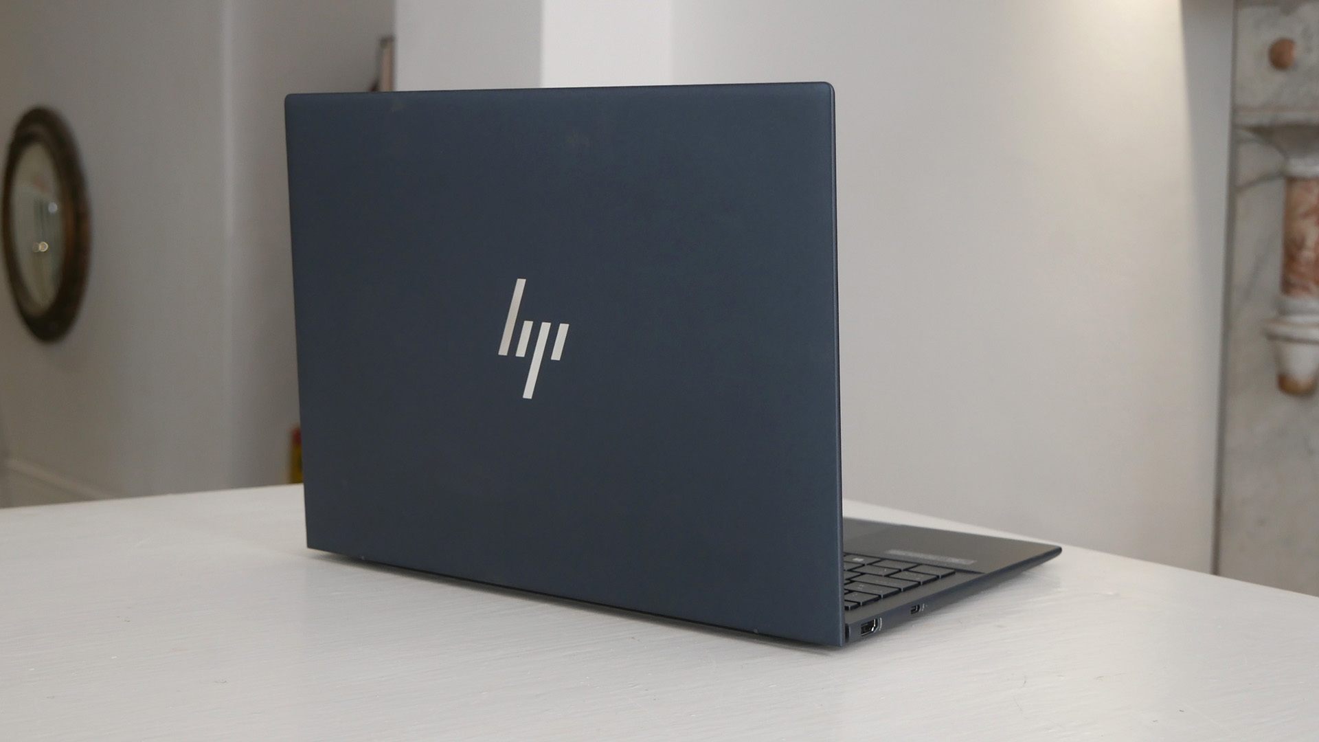 Laptop HP Elite Dragonfly G3 em uma mesa branca.