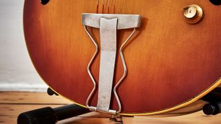 Hinged ‘zigzag’ tailpieces with tubular piping were standard on ES-175s by 1957 until the end of the 60s, when they reverted to the original ‘three raised parallelogram’ pointed trapeze type