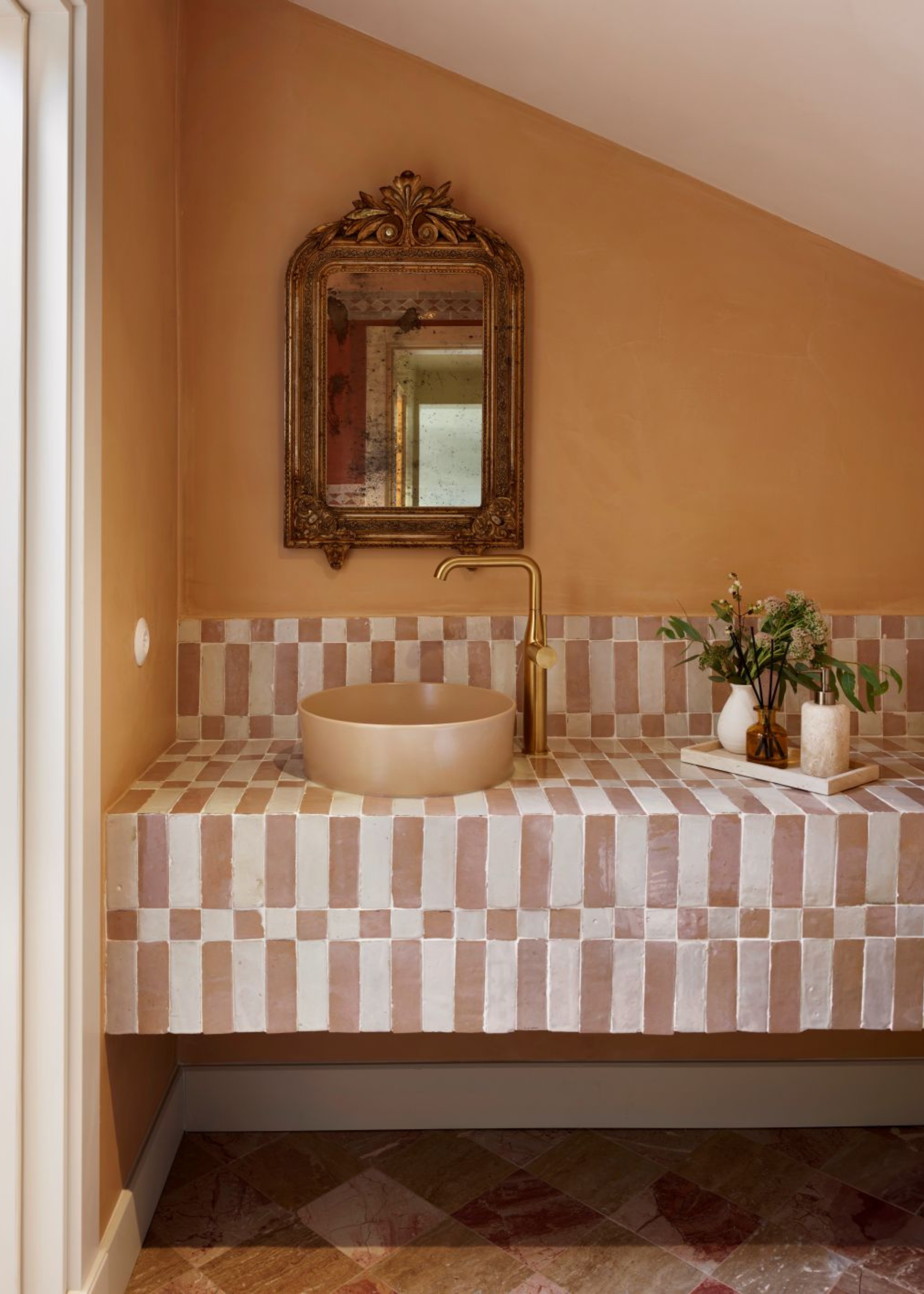 warm tones bathroom with tiled countertop