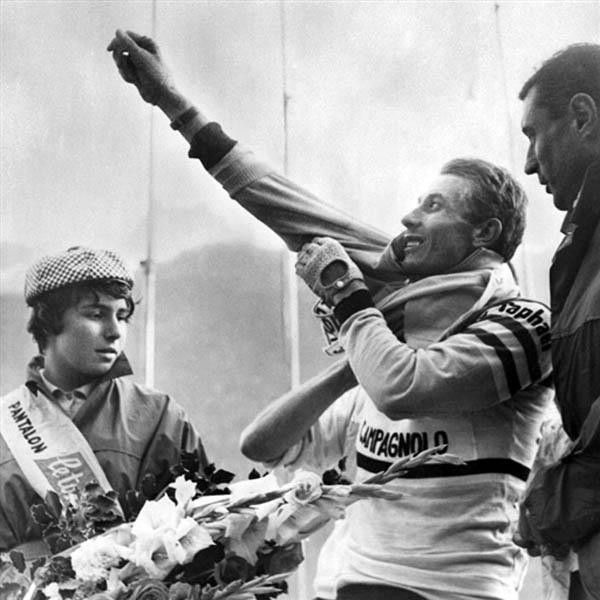 Anquetil puts on the leader's jersey
