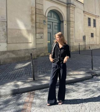 An image of influencer @claradyrhauge wearing shoes with flare jeans.