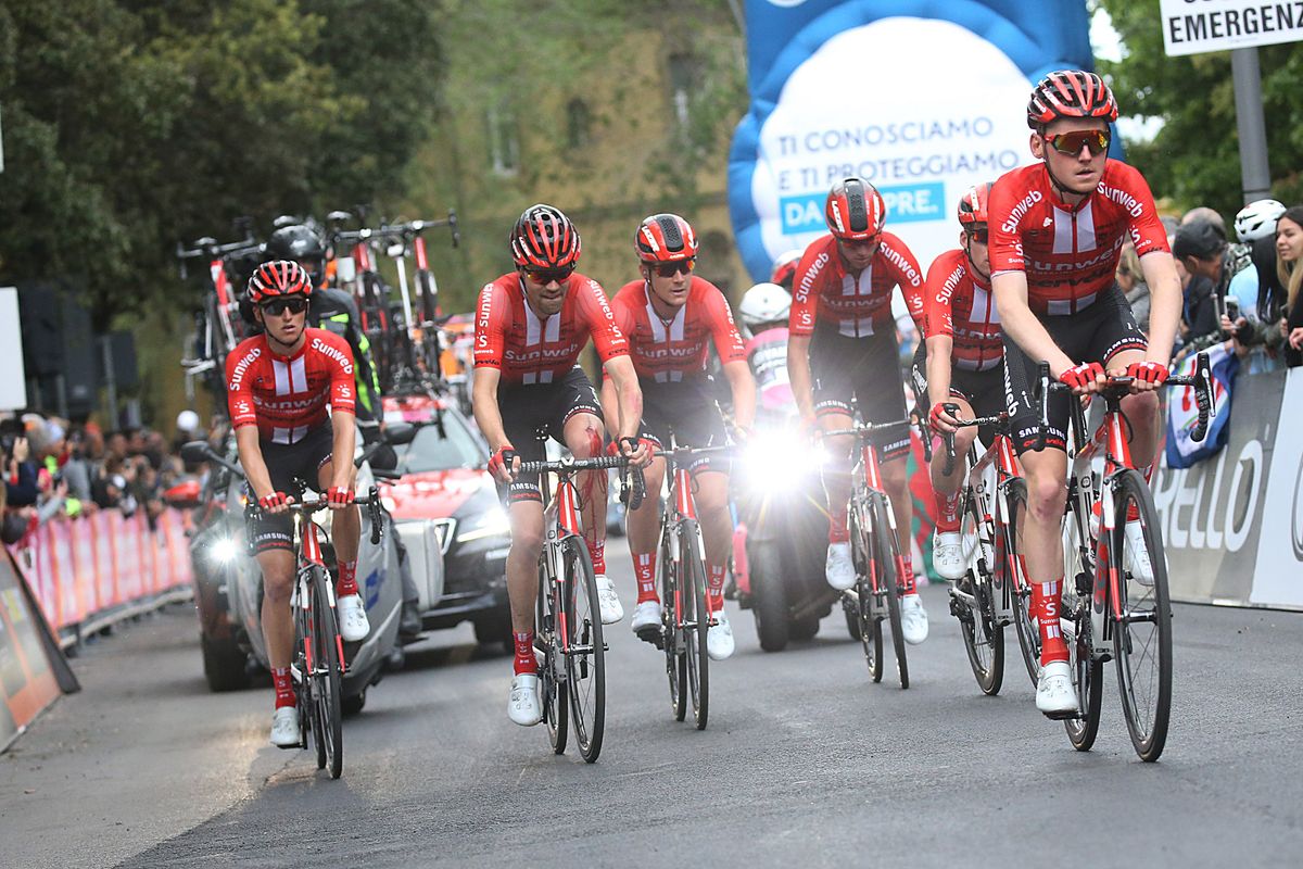 Tom Dumoulin is surrounded by his teammates on stage 4 of the Giro d'Italia