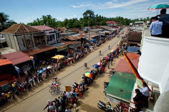 Riders passed the second sprint point line at Koto Baru