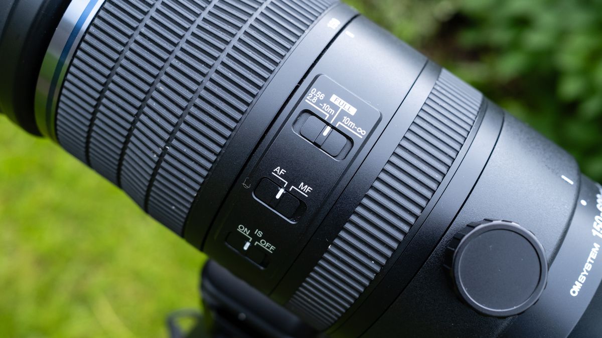 OM System M.Zuiko Digital 150-600mm F5.0-6.3 IS controls close up