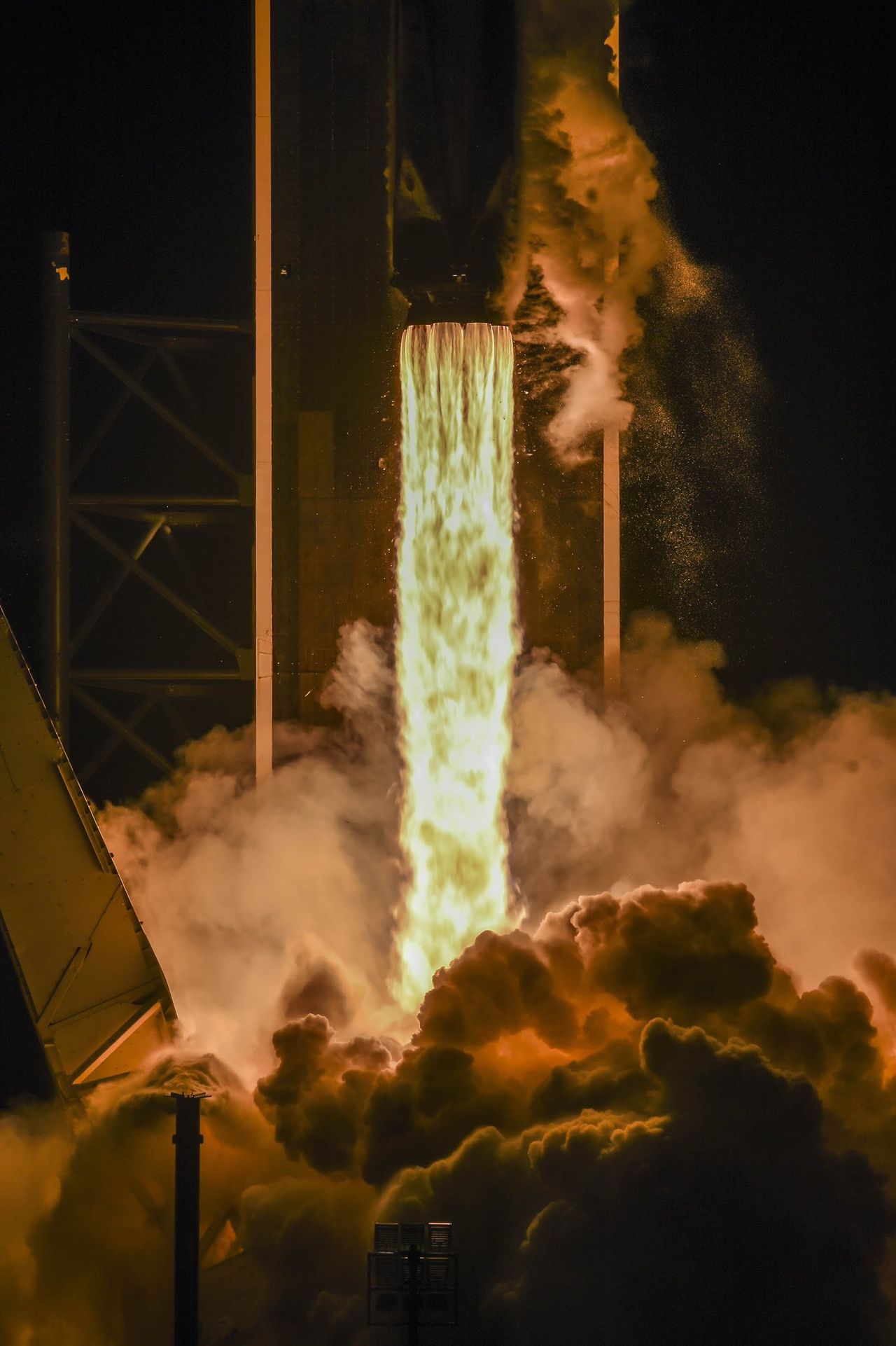 A closeup of the nine Merlin engines on the Falcon 9's first stage doing their thing.