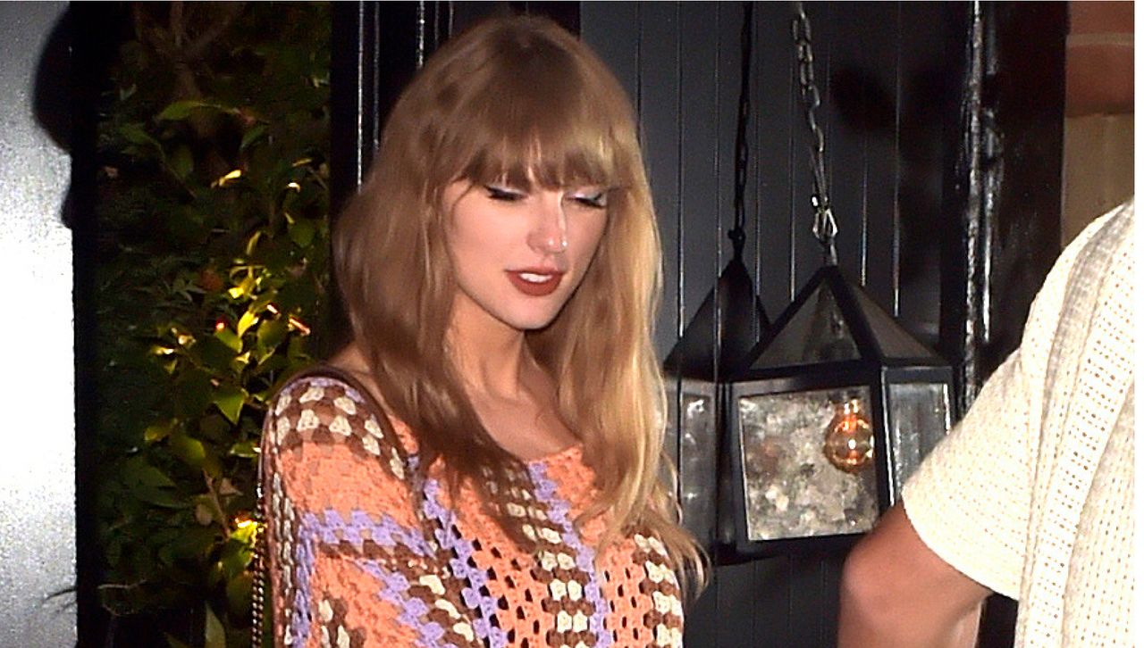 Taylor Swift leaving a restaurant with Travis Kelce in London wearing a crochet dress and gucci sandals