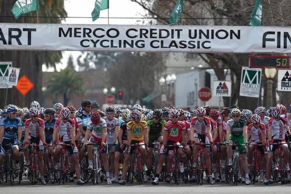 The men's field awaits the start of the their 50-lap race.