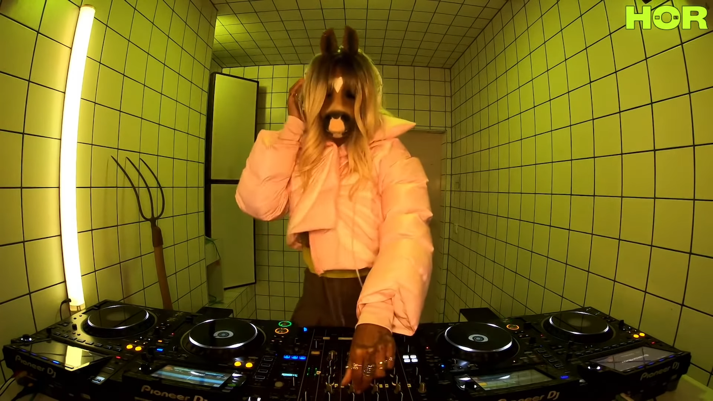 Live-From-Earth-Klub-horsegiirL-_-HÖR-Apr-14-_-2022-0-53-screenshot-1.png