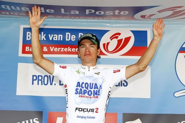 Carlos Alberto Betancur Gomez (Acqua &amp; Sapone) on the podium