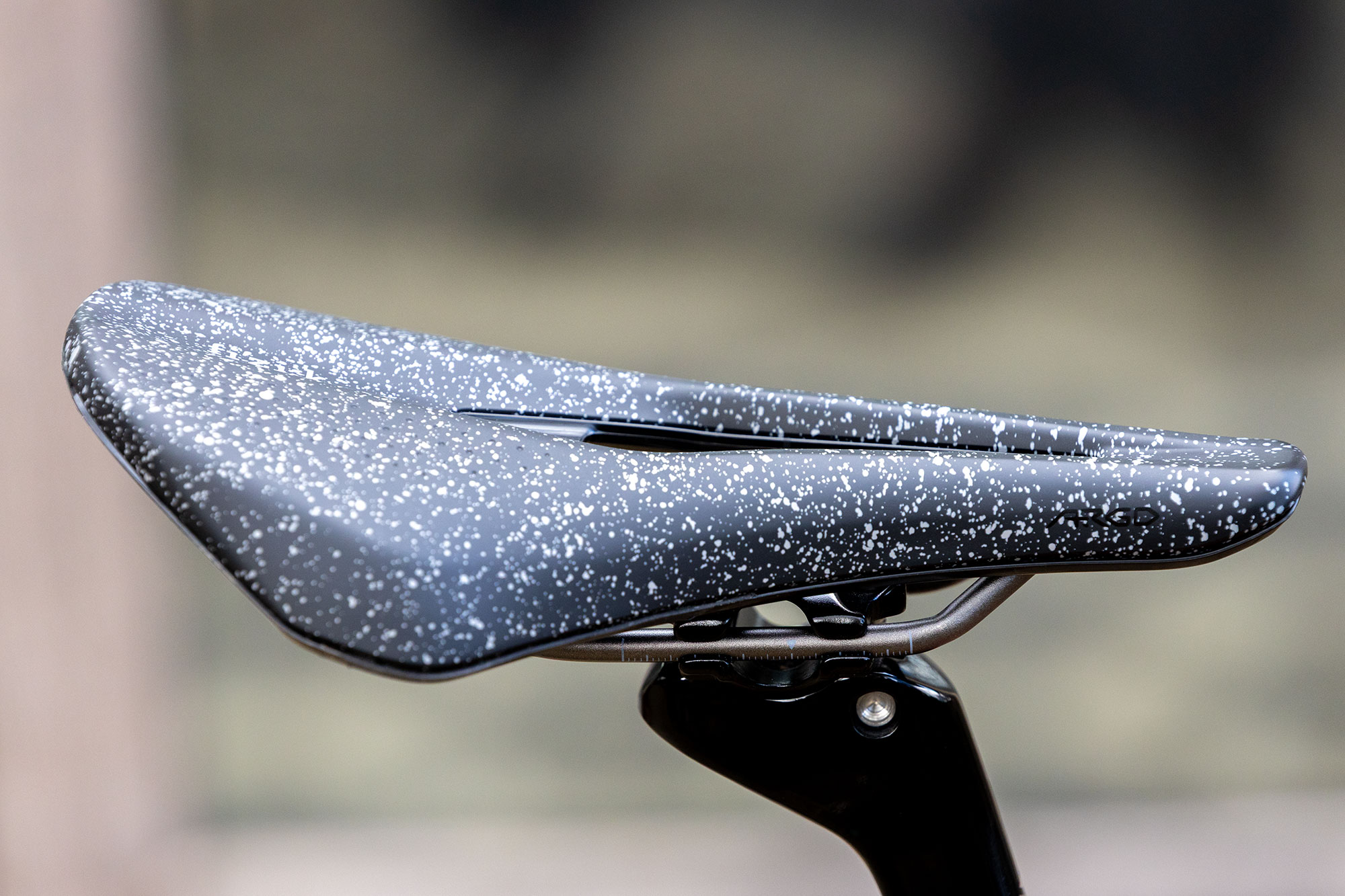 Tempo Argo R3 saddle side on