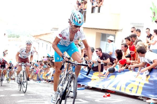 Ezequiel Mosquera (Xacobeo Galicia) is chased by Nicolas Roche (Ag2r) on the final climb to the line.